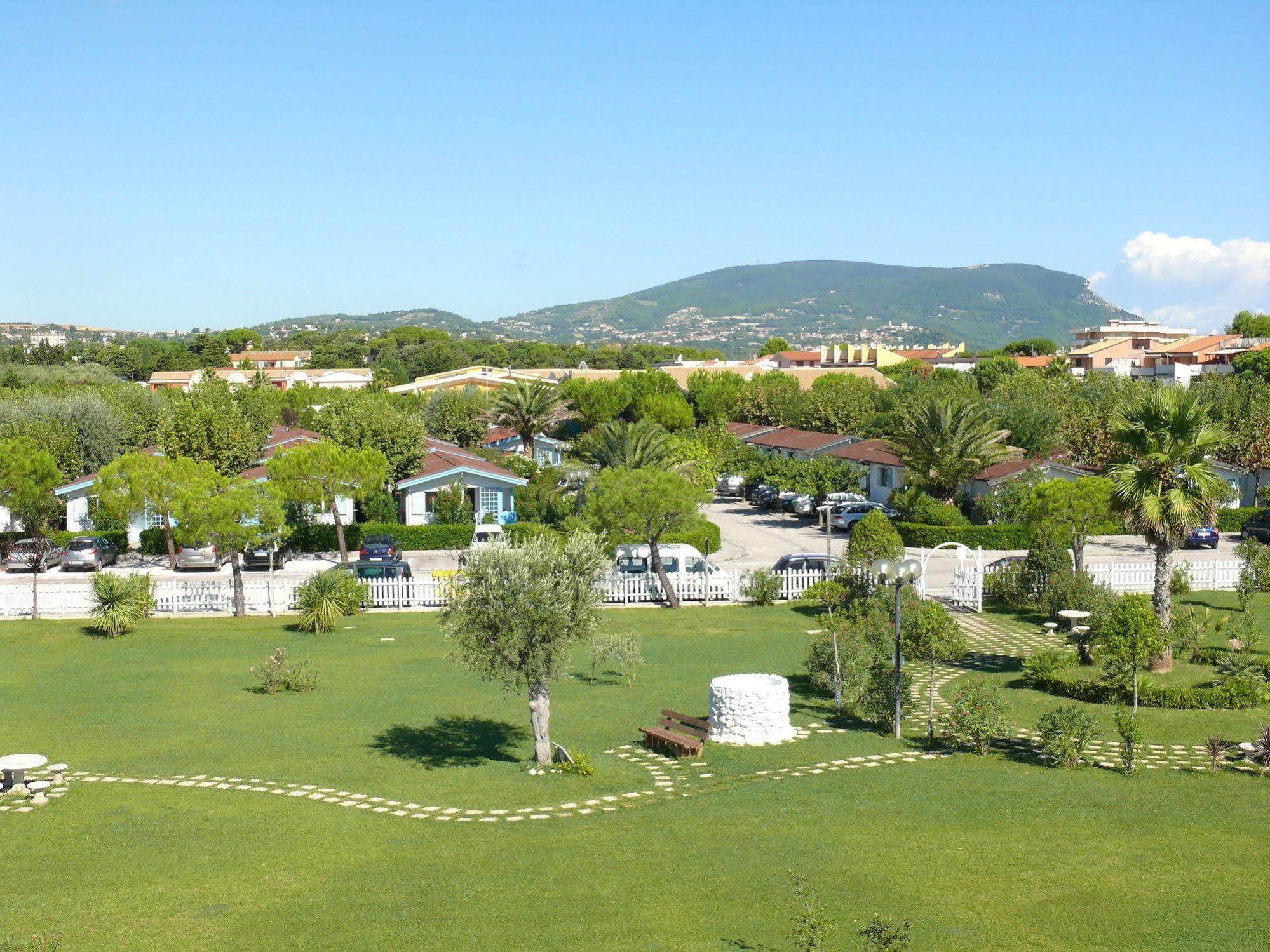 Villaggio Centro Vacanze De Angelis Numana Exterior foto